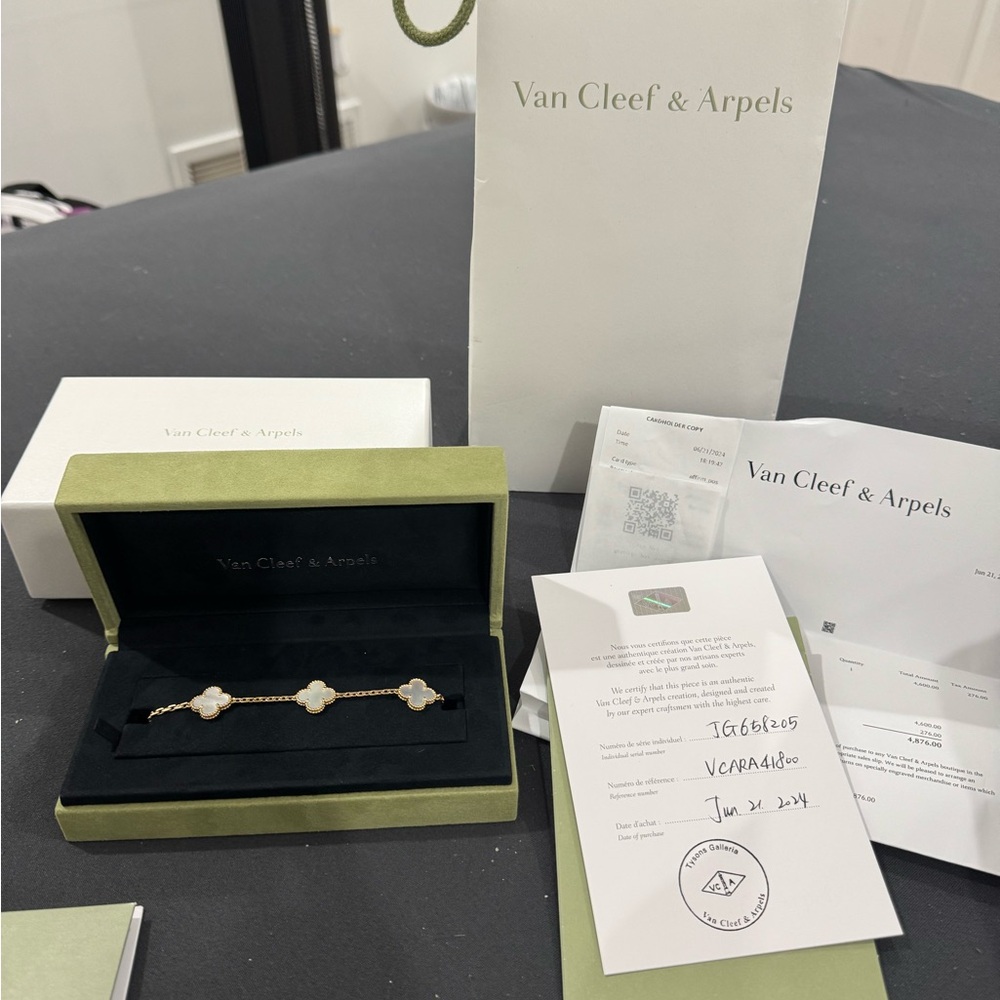 BRAND NEW Vintage Alhambra bracelet, 5 motifs, 18K yellow gold, Mother-of-pearl